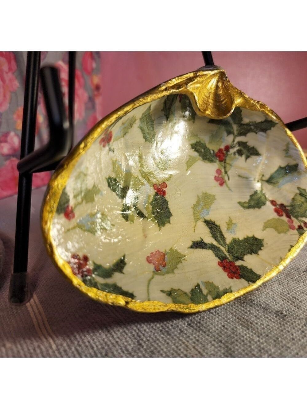 DECOUPAGE CLAM SHELL DECOUPAGE CHRISTMAS HOLLY 🎄 ON A CLAM SHELL TRINKET DISH - Picture 2 of 10